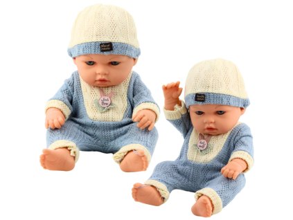 Panenka miminko v modrém pleteném oblečku s čepičkou