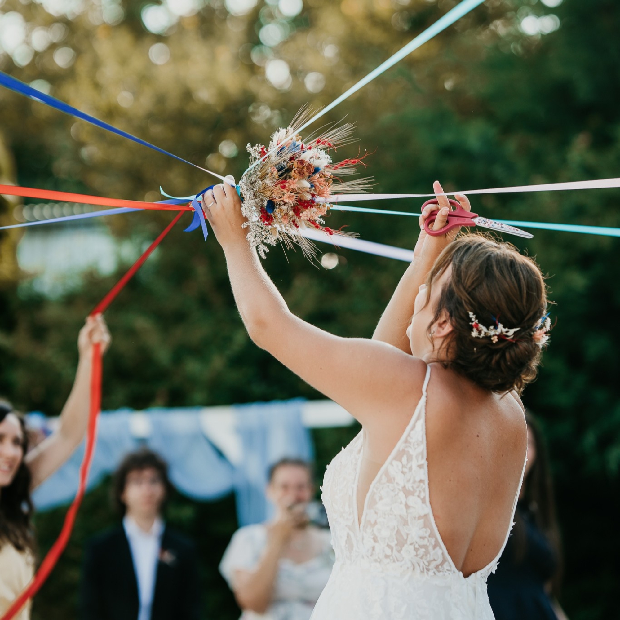 Originální svatební zvyk: Vyplétání kytice