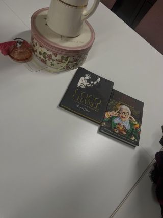 🌸 Poetická elegance „Každý detail má duši. Každý odstín vypráví příběh.“ Ráno s vůní růží, šálkem inspirace a dvěma...