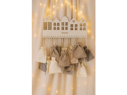 Dřevěný adventní kalendář se jménem s látkovými pytlíčky a světelným drátkem ze Šustrovy dílny