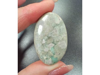 variscit minerál držený v prstech