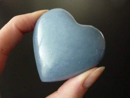 angelit minerál srdce držený v prstech
