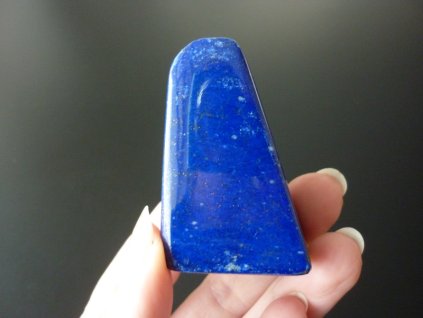 lapis lazuli minerál držený v prstech