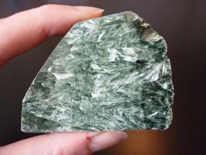 serafinit destička minerál držený v prstech