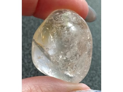 citrín minerál držený v prstech detail