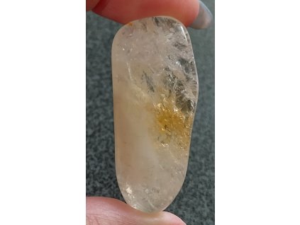 citrín minerál držený v prstech detail