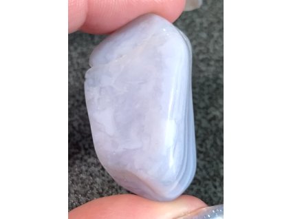 chalcedon minerál držený v prstech detail