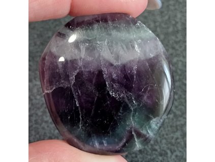 fluorit minerál držený v prstech detail