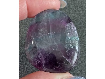 fluorit minerál držený v prstech detail