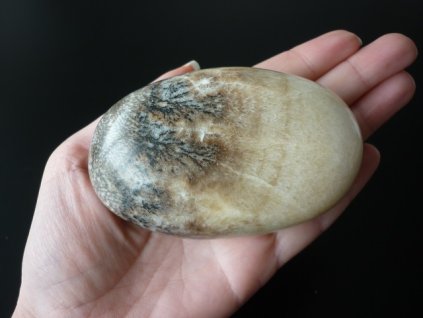 aragonit minerál hmatka položený na dlani