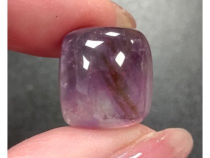 ametyst minerál držený v prstech detail