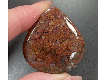 achát žilný minerál držený v prstech