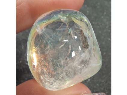 aqua aura minerál držený v prstech detail