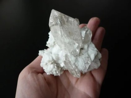 křišťál s albitem minerál položený na dlani