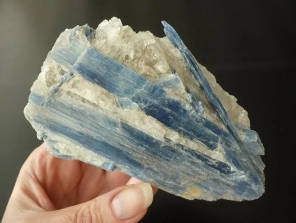 kyanit minerál drúza držená v prstech