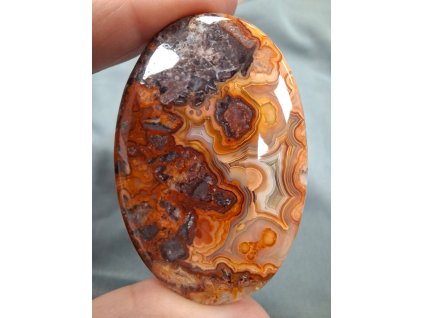 achát krajkový minerál držený v prstech detail