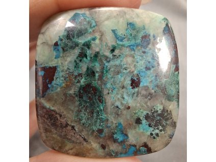 chryzokol minerál držený v prstech detail