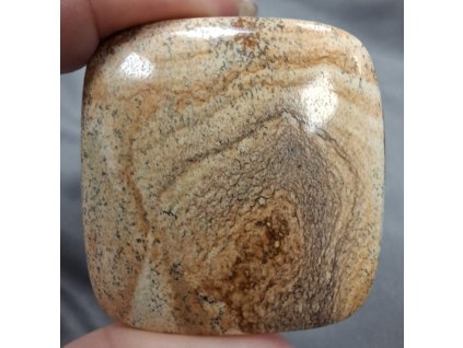 jaspis obrázkový minerál držený v prstech detail