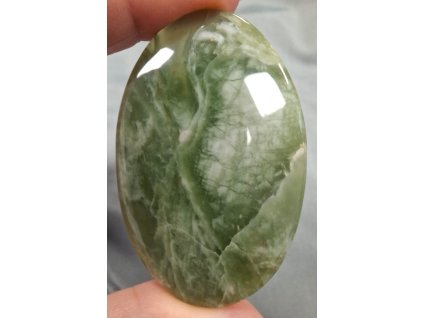 serpentinit minerál držený v prstech detail