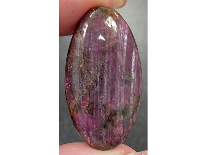 rubín minerál držený v prstech detail