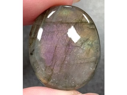 labradorit minerál držený v prstech detail