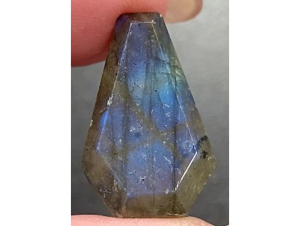 labradorit minerál držený v prstech detail