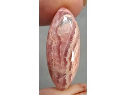 minerál rodochrozit kabošon ve tvaru loďky detail