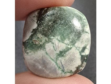 minerál variscit držený v prstech detail