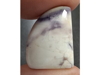 minerál tiffany držený v prstech detail