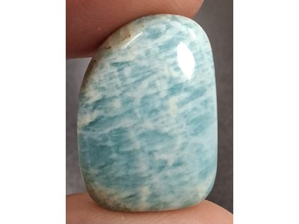 minerál amazonit držený v prstech detail