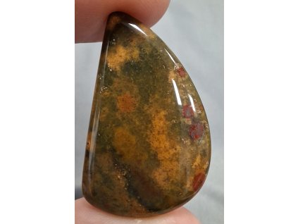 ryolit minerál držený v prstech detail