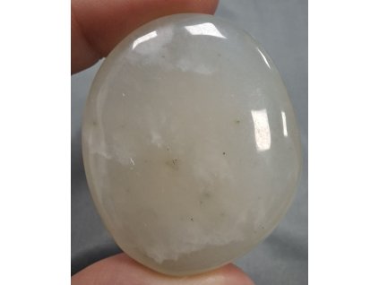 serpentin minerál držený v prstech detail přední strana