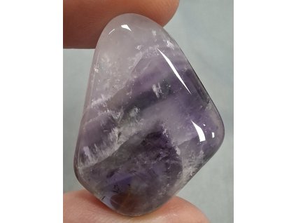 ametyst minerál držený v prstech detail