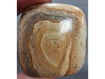 jaspis obrázkový minerál držený v prstech detail