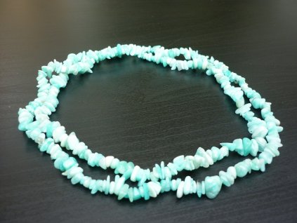 amazonitový náhrdelník ze zlomků položený na stole