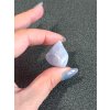 chalcedon minerál držený v prstech