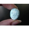 larimar minerál držený v prstech přední strana