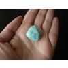 larimar minerál položen na dlani