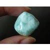 larimar minerál držený v prstech přední strana