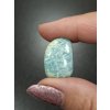 minerál amazonit držený v prstech