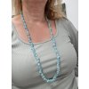 amazonitový náhrdelník ze zlomků na krku