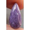 čaroit minerál držený v prstech detail