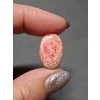 rodochrozit minerál držený v prstech