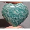 Amazonit srdce minerál držený v prstech detail