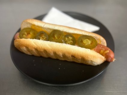 Hot dog s cheddarem a jalapeňos