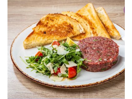 ITALSKÝ HOVĚZÍ TATARÁK čerstvé hovězí maso, kapary, červená cibulka, petrželka, olivový olej, rukolový salát, opečená domácí focaccia