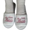 Papuče pre družičku „Team Bride“ – pohodlný doplnok na rozlúčku so slobodou