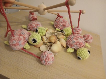 Kolotoč nad postýlku