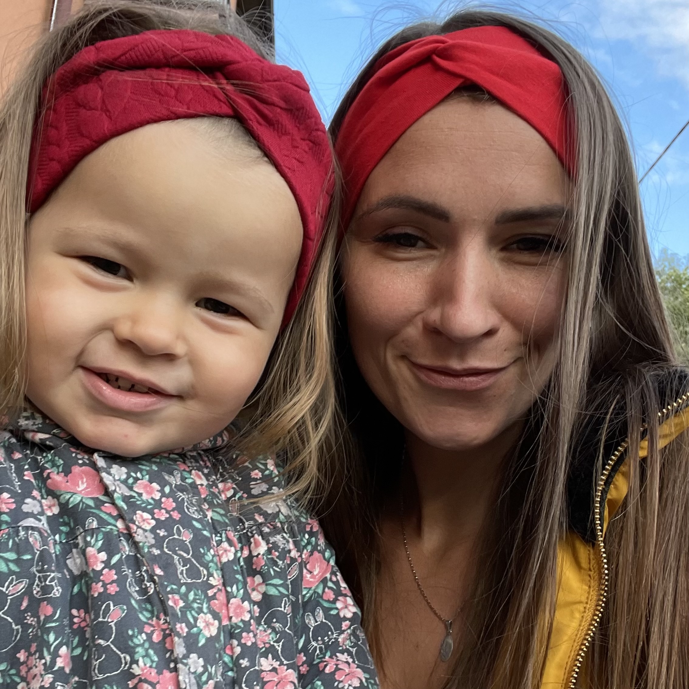Veronika a její malá dcera v ručně šitých čelenkach od švadlenky Veroniky
