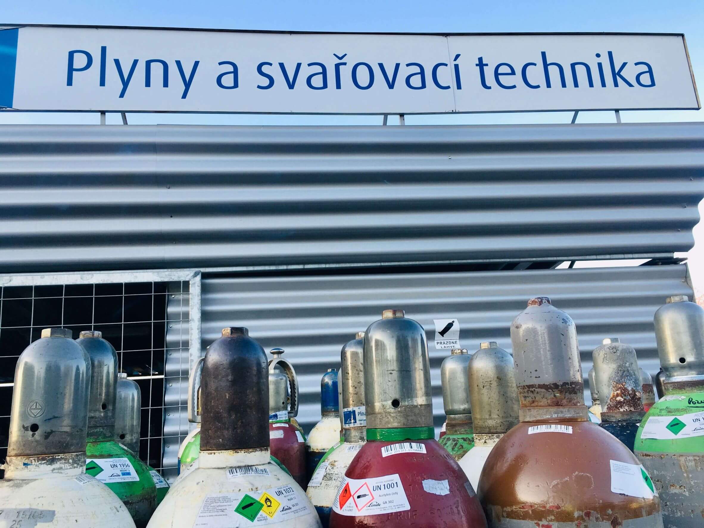 Sklad svářecí techniky a plynové lahve před ním